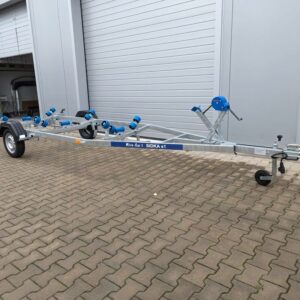 750 kg Bootsanhänger, integrierte beleuchtung, ohne lichtleiste, led, 5.6 meter länge, ungebremst, stützrad, rollen