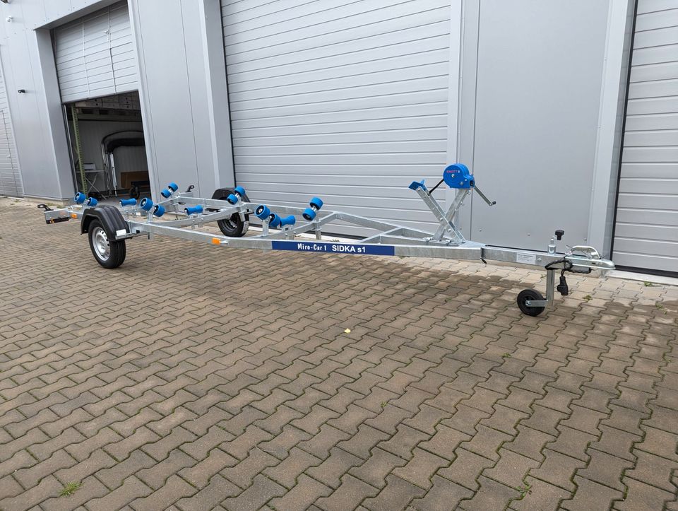 MCar 750 kg LANG mit Seitenrollen / integrierte LED Beleuchtung
